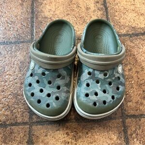 CROCS Toddler Green Camouflage Clogs - Size 8/9